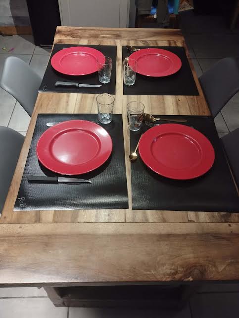 Set de Table en pvc armé, couleur noir, antidérapant, 34cmx44cm, vendu à l'unité.